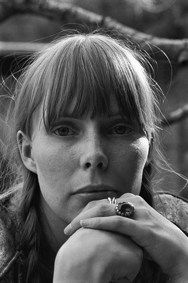 NEW YORK, NY - APRIL 19: Canadian singer/songwriter Joni Mitchell poses for a portrait on April 19, 1969 in New York, New York. Mitchell is to play at the Fillmore East on April 26, 1969. (Photo by Martin Mills/Getty Images)