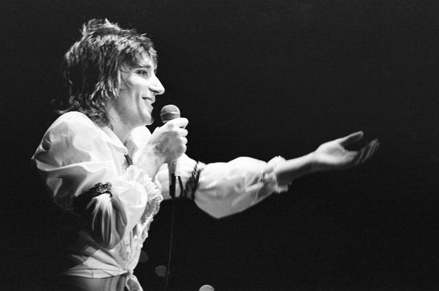 Rod Stewart European Tour 1976, Forest National Arena, aka Vorst Nationaal, Brussels, Belgium, Thursday 11th November 1976, Our picture shows , Rod Stewart performing on stage. (Photo by Sunday People/Mirrorpix/Getty Images)