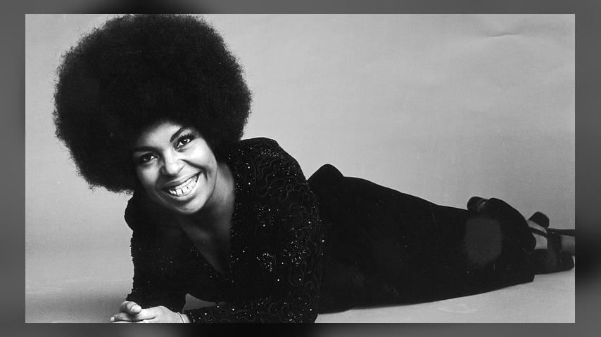 5th November 1969: Full-length studio portrait of American pop singer Roberta Flack smiling while laying on the floor, propped up on her elbows. (Photo by Jack Robinson/Hulton Archive/Getty Images)