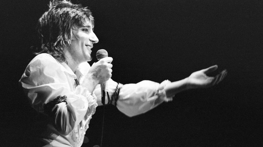 Rod Stewart European Tour 1976, Forest National Arena, aka Vorst Nationaal, Brussels, Belgium, Thursday 11th November 1976, Our picture shows , Rod Stewart performing on stage. (Photo by Sunday People/Mirrorpix/Getty Images)